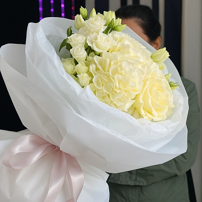 Букет с гортензией и эустомой